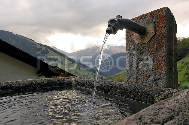 ae042747LE : Fontaine, Hameau de Boudin, Beaufortain, Savoie, Alpes. Europe, CEE, fontaine, C02, C01 environnement, faune, gros plan, habitation, moyenne montagne, patrimoine (France).