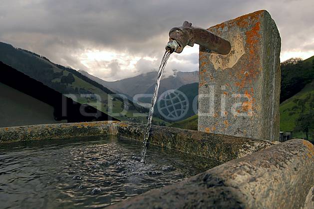 ae042748LE : Fontaine, Hameau de Boudin, Beaufortain, Savoie, Alpes. Europe, CEE, fontaine, mauvais temps, C02, C01 environnement, faune, gros plan, habitation, moyenne montagne, patrimoine (France).