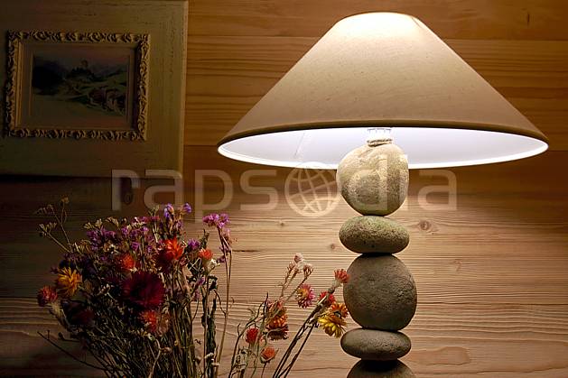 ae042762LE : Lampe de chevet. Europe, CEE, cabane, lampe, C02, C01 environnement, habitation, moyenne montagne (France).