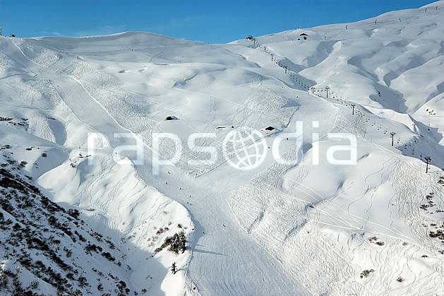 ae050020LE : Les Contamines, Haute-Savoie, Alpes. ski de piste Europe, CEE, sport, loisir, action, glisse, sport de montagne, sport d'hiver, ski, station de ski, piste de ski, piste, téléski, C02, C01 environnement, moyenne montagne, paysage, Annecy 2018 (France).
