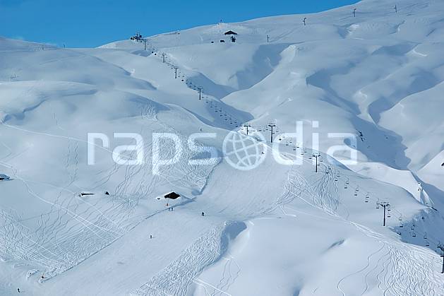 ae050021LE : Les Contamines, Haute-Savoie, Alpes. ski de piste Europe, CEE, sport, loisir, action, glisse, sport de montagne, sport d'hiver, ski, station de ski, piste de ski, piste, téléski, C02, C01 environnement, moyenne montagne, paysage, Annecy 2018 (France).