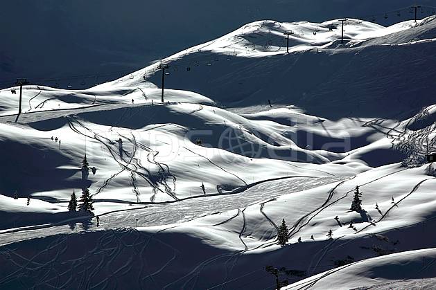 ae050022LE : Les Contamines, Haute-Savoie, Alpes. ski de piste Europe, CEE, sport, loisir, action, glisse, sport de montagne, sport d'hiver, ski, station de ski, piste de ski, piste, téléski, nuit, C02, C01 environnement, moyenne montagne, paysage, Annecy 2018 (France).