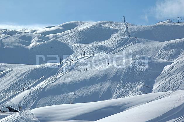 ae050023LE : Les Contamines, Haute-Savoie, Alpes. ski de piste Europe, CEE, sport, loisir, action, glisse, sport de montagne, sport d'hiver, ski, station de ski, piste de ski, piste, téléski, C02, C01 environnement, moyenne montagne, paysage, Annecy 2018 (France).