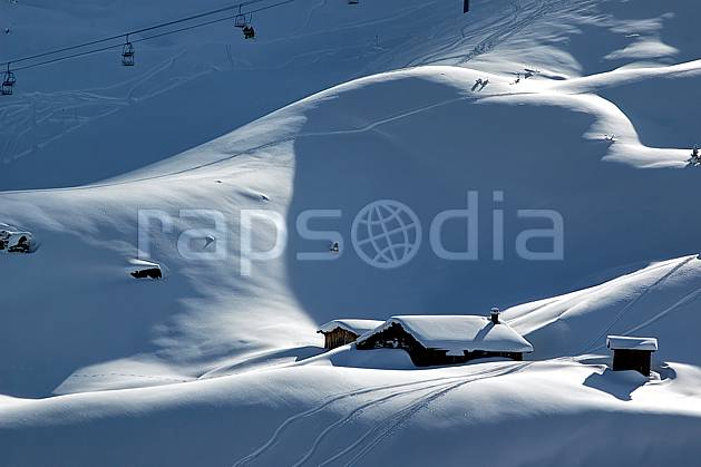 ae050026LE : Les Contamines, Haute-Savoie, Alpes. ski de piste Europe, CEE, sport, loisir, action, glisse, sport de montagne, sport d'hiver, ski, station de ski, cabane, téléski, poudreuse, C02, C01 environnement, habitation, moyenne montagne, paysage, Annecy 2018 (France).
