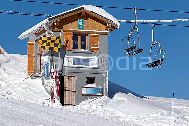 ae050063LE : Les Contamines, Haute-Savoie, Alpes. ski de piste Europe, CEE, sport, loisir, action, glisse, sport de montagne, sport d'hiver, ski, station de ski, piste de ski, piste, téléski, C02, C01 environnement, habitation, moyenne montagne, Annecy 2018 (France).