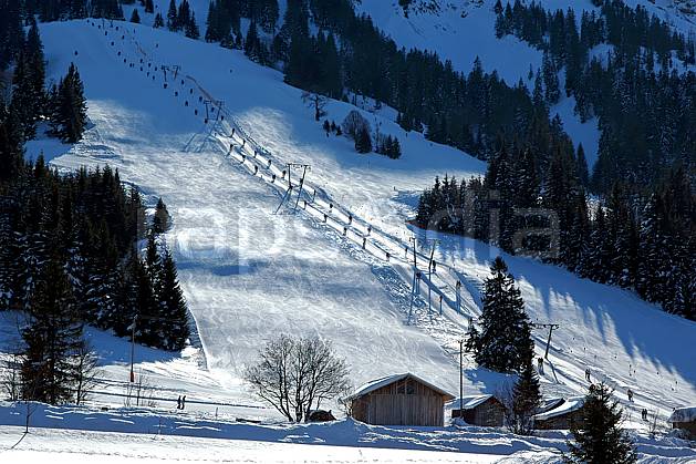 ae050205LE : La Bavière en hiver. ski de piste Europe, CEE, sport, loisir, action, glisse, sport de montagne, sport d'hiver, ski, station de ski, piste de ski, piste, téléski, C02, C01 environnement, habitation, moyenne montagne, paysage (Allemagne).