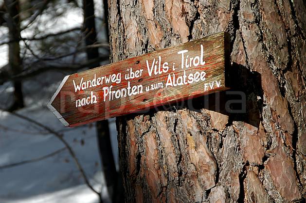 ae050639LE : La Bavière en hiver. raquettes à neige Europe, CEE, sport, loisir, action, randonnée, raquette à neige, sport de montagne, balade, panneau, signalisation, signalisation, C02, C01 environnement, moyenne montagne (Allemagne).
