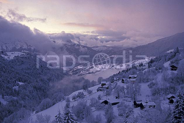 ae0510-11LE : Vallée de Manigod, Haute-Savoie, Alpes. Europe, CEE, cabane, ciel nuageux, coucher de soleil, vallée, C02, C01 environnement, habitation, moyenne montagne, patrimoine, paysage, Annecy 2018 (France).