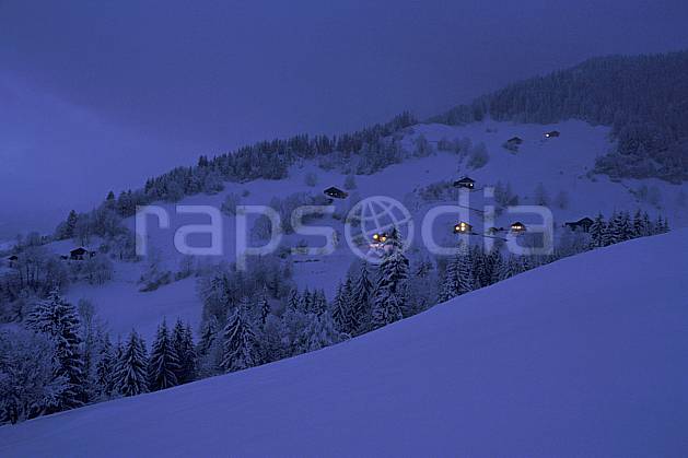 ae0510-34LE : Vallée de Manigod, Haute-Savoie, Alpes. Europe, CEE, cabane, nuit, C02, C01 arbre, environnement, forêt, habitation, moyenne montagne, patrimoine, Annecy 2018 (France).