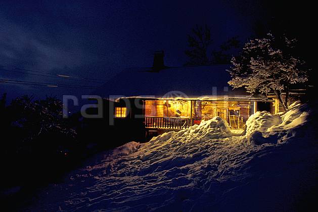 ae0515-05LE : Chalet d'alpage, Haute-Savoie, Alpes. Europe, CEE, cabane, lumière, nuit, C02, C01 arbre, environnement, habitation, moyenne montagne, patrimoine, Annecy 2018 (France).