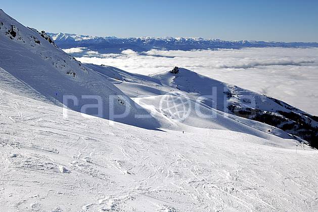 ae054600LE : Cerro Catedral, Bariloche, Patagonie. ski de piste Amérique du sud, Amérique Latine, Amérique, sport, loisir, action, glisse, sport de montagne, sport d'hiver, ski, station de ski, piste, C02, C01 environnement, moyenne montagne, nuage, paysage, voyage aventure (Argentine).