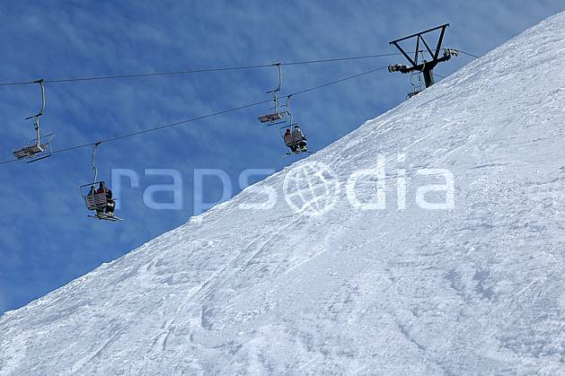 ae054614LE : Remontées mécaniques, Cerro Catedral, Bariloche, Patagonie. ski de piste Amérique du sud, Amérique Latine, Amérique, sport, loisir, action, glisse, sport de montagne, sport d'hiver, ski, station de ski, téléski, C02, C01 environnement, moyenne montagne, paysage, voyage aventure (Argentine).