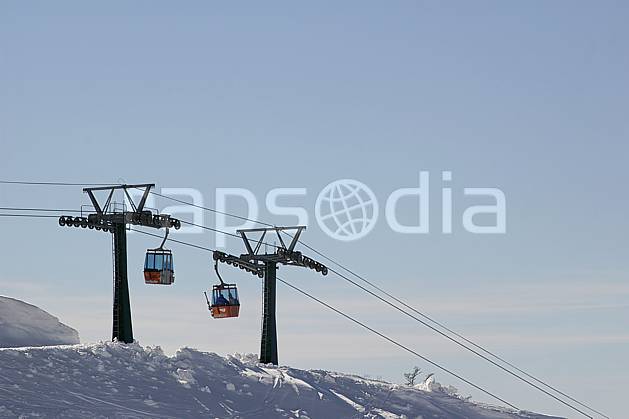 ae054616LE : Remontées mécaniques, Cerro Catedral, Bariloche, Patagonie. ski de piste Amérique du sud, Amérique Latine, Amérique, sport, loisir, action, glisse, sport de montagne, sport d'hiver, ski, station de ski, télécabine, C02, C01 environnement, moyenne montagne, paysage, voyage aventure (Argentine).