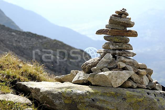 ae055518LE : Cairn, Le Brévent, Chamonix, Haute-Savoie, Alpes. randonnée pédestre Europe, CEE, sport, rando, loisir, action, sport de montagne, pierre, C02, C01 environnement, moyenne montagne, Annecy 2018 (France).