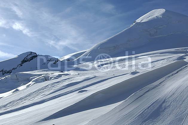 ae055799LE : Glacier de Saas Fee, Alpes. Europe, piste, station de ski, C02, C01 environnement, moyenne montagne (Suisse).