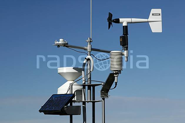 ae055876LE : Balise météo. Europe, CEE, antenne, panneau solaire, C02, C01 environnement, moyenne montagne, paysage (France).