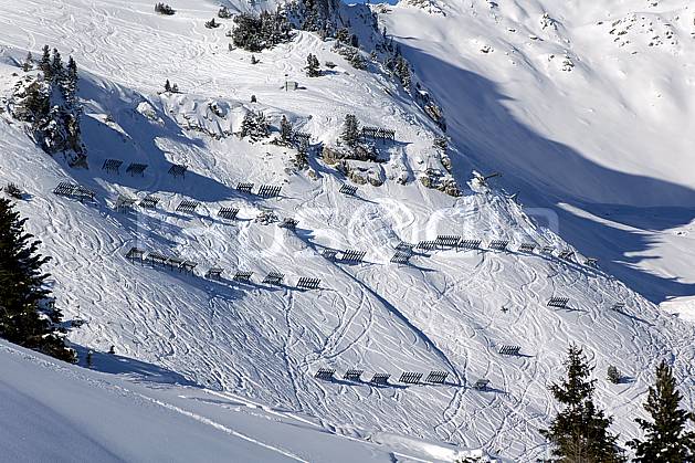 ae060511LE : Paravalanches, Les Arcs, Savoie, Alpes. Europe, CEE, station de ski, piste, pararvalanche, sécurité, avalanche, C02, C01 environnement, habitation, moyenne montagne, paysage (France).