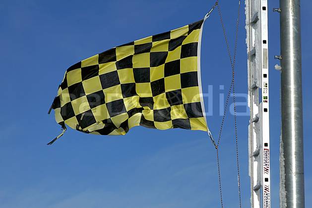 ae060515LE : Drapeau à damier de risque avalanche, Savoie, Alpes. ski de piste Europe, CEE, sport, loisir, action, glisse, sport de montagne, sport d'hiver, ski, station de ski, piste, drapeau, sécurité, C02, C01 environnement, habitation, moyenne montagne (France).