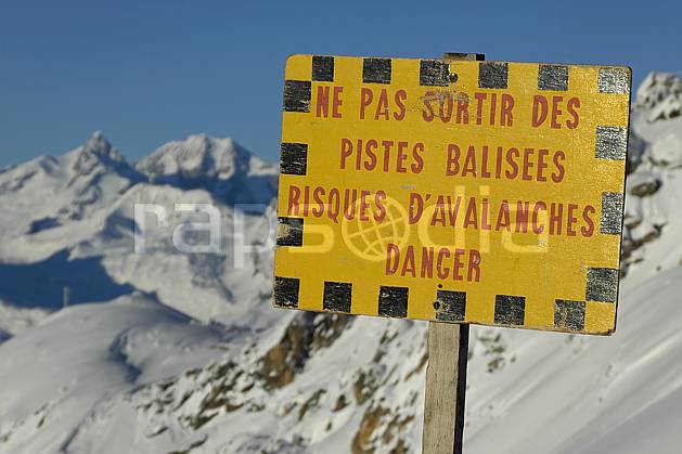 ae060518LE : Panneau info risque avalanche, Savoie, Alpes. ski de piste Europe, CEE, sport, loisir, action, glisse, sport de montagne, sport d'hiver, ski, station de ski, piste, signalisation, sécurité, avalanche, C02, C01 environnement, habitation, moyenne montagne, paysage (France).