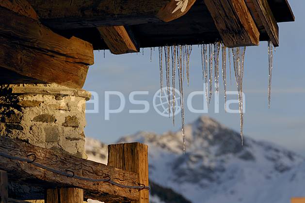ae060605LE : Glaçons, La Rosière, Savoie, Alpes. Europe, CEE, station de ski, village, ville, cabane, stalactite, glaçon, C02, C01 environnement, habitation, moyenne montagne, paysage (France).