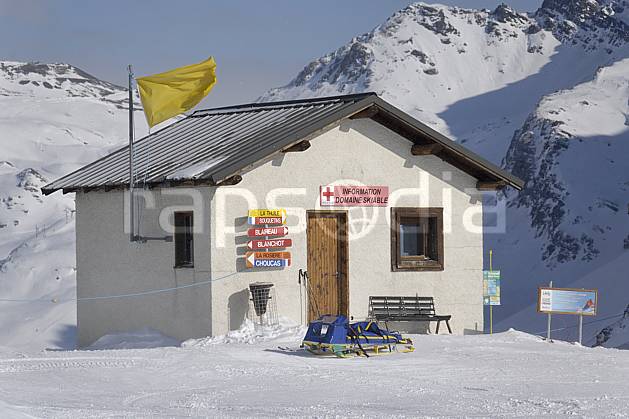 ae060666LE : Cabane de pisteurs, La Rosière, Espace San Bernardo, Savoie, Alpes. ski de piste Europe, CEE, sport, loisir, action, glisse, sport de montagne, sport d'hiver, ski, station de ski, refuge, secours, sécurité, drapeau, C02, C01 environnement, habitation, moyenne montagne, paysage (France).