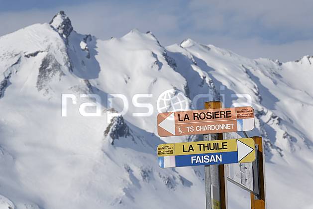 ae060668LE : Signalisation sur les pistes, La Rosière, Espace San Bernardo, Savoie, Alpes. ski de piste Europe, CEE, sport, loisir, action, glisse, sport de montagne, sport d'hiver, ski, station de ski, signalisation, signalisation, C02, C01 environnement, moyenne montagne, paysage (France).