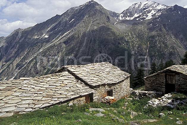 ae0607-21LE : Ferme d'alpage, Grand Paradis, Alpes. Europe, CEE, ciel nuageux, C02, C01 environnement, habitation, moyenne montagne, patrimoine (Italie).
