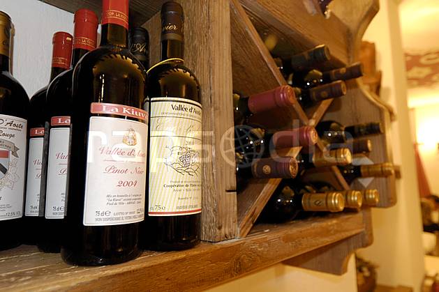 ae060722LE : Vin du Val d'Aoste, Alpes. Europe, CEE, magasin, bouteille, vin, C02, C01 environnement, habitation, moyenne montagne, paysage (Italie).