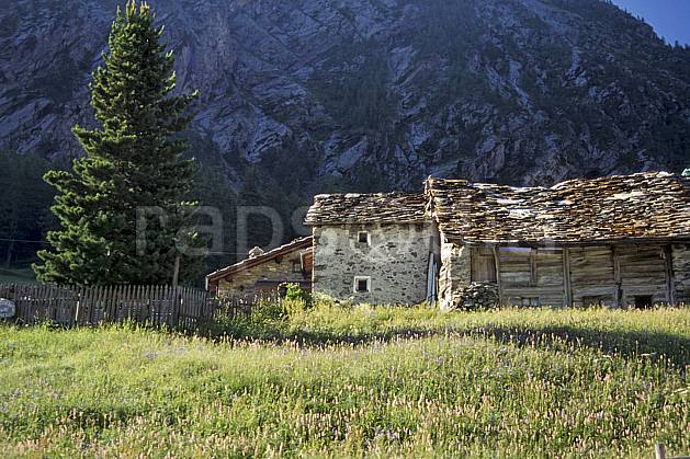 ae0608-35LE : Ferme d'alpage, Grand Paradis, Alpes. Europe, CEE, sapin, C02, C01 arbre, environnement, habitation, moyenne montagne, patrimoine (Italie).