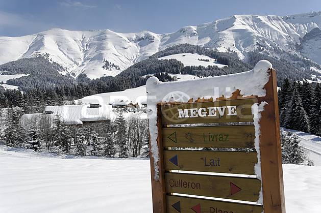 ae060919LE : Megève, Côte 2000, Haute-Savoie, Alpes. ski de piste Europe, CEE, sport, loisir, action, glisse, sport de montagne, sport d'hiver, ski, station de ski, signalisation, signalisation, C02, C01 environnement, forêt, moyenne montagne, paysage, Annecy 2018 (France).