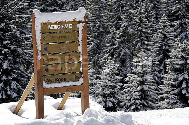 ae060920LE : Megève, Côte 2000, Haute-Savoie, Alpes. ski de piste Europe, CEE, sport, loisir, action, glisse, sport de montagne, sport d'hiver, ski, station de ski, signalisation, signalisation, C02, C01 environnement, forêt, moyenne montagne, paysage, Annecy 2018 (France).