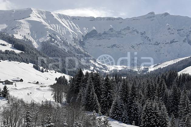 ae060922LE : Megève, Côte 2000, Haute-Savoie, Alpes. ski de piste Europe, CEE, sport, loisir, action, glisse, sport de montagne, sport d'hiver, ski, vallée, habitation, cabane, station de ski, C02, C01 arbre, environnement, forêt, moyenne montagne, paysage, Annecy 2018 (France).