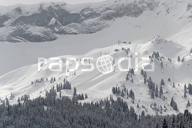 ae060923LE : Megève, Côte 2000, Haute-Savoie, Alpes. ski de piste Europe, CEE, sport, loisir, action, glisse, sport de montagne, sport d'hiver, ski, station de ski, téléski, mauvais temps, C02, C01 environnement, forêt, moyenne montagne, paysage, Annecy 2018 (France).