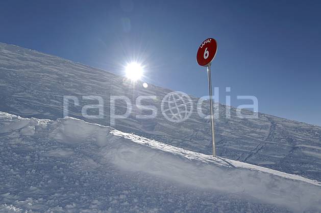 ae060931LE : Panneau info piste, Alpes. ski de piste Europe, CEE, sport, loisir, action, glisse, sport de montagne, sport d'hiver, ski, signalisation, signalisation, C02, C01 environnement, moyenne montagne, paysage, soleil (France).
