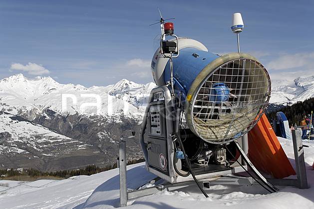 ae061016LE : Canon à neige, Les Arcs, Haute-Savoie, Alpes. ski de piste Europe, CEE, sport, loisir, action, glisse, sport de montagne, sport d'hiver, ski, canon à neige, C02, C01 environnement, moyenne montagne, paysage, Annecy 2018 (France).