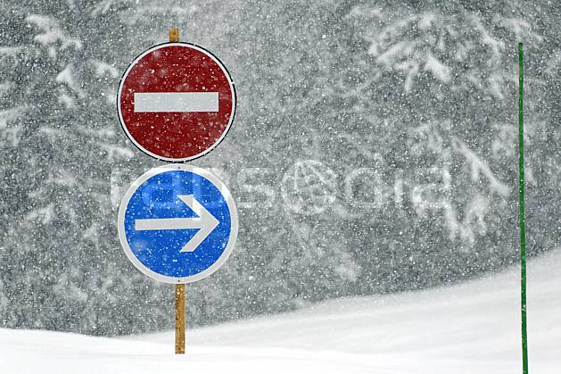 ae061027LE : Panneaux sous la neige, Alpes. ski de piste Europe, CEE, sport, loisir, action, glisse, sport de montagne, sport d'hiver, ski, signalisation, signalisation, mauvais temps, C02, C01 environnement, forêt, moyenne montagne, paysage (France).