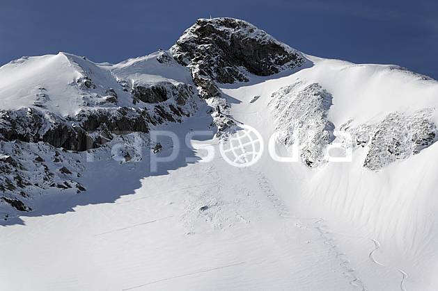 ae061048LE : Impact d'explosif pour déclenchement d'avalanche dans un secteur hors-piste, Avoriaz, Haute-Savoie, Alpes. Europe, CEE, station de ski, avalanche, sécurité, C02, C01 environnement, moyenne montagne, paysage, Annecy 2018 (France).