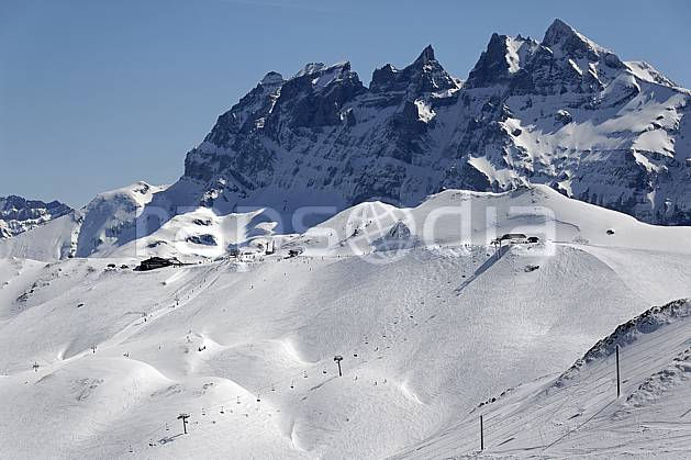 ae061051LE : Avoriaz, vue sur les Dents du Midi, Haute-Savoie, Alpes. Europe, CEE, station de ski, piste, téléski, téléski, falaise, mur, C02, C01 environnement, moyenne montagne, paysage, Annecy 2018 (France).