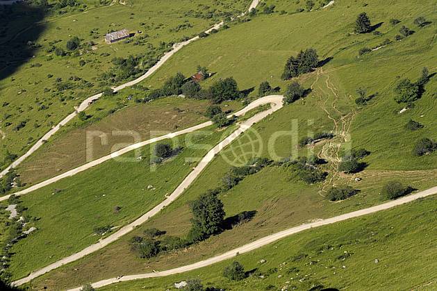 ae062500LE : Piste du chalet de l'Aup, Massif de la Tournette, Haute-Savoie, Alpes. Europe, CEE, sentier, route, piste, virage, vue aérienne, C02, C01 environnement, moyenne montagne, paysage, transport, Annecy 2018 (France).