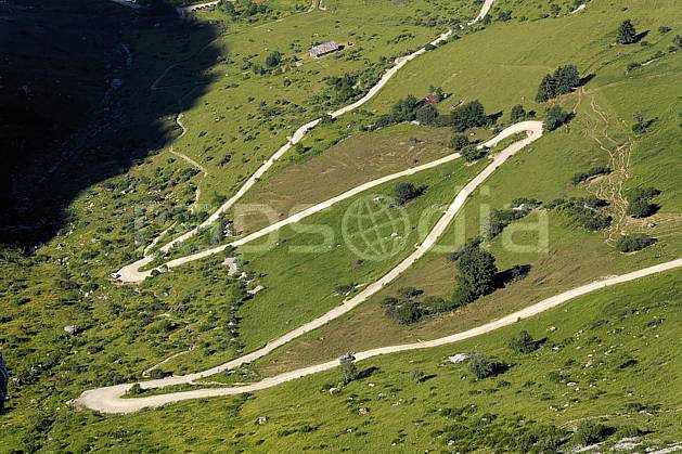 ae062501LE : Piste du chalet de l'Aup, Massif de la Tournette, Haute-Savoie, Alpes. Europe, CEE, sentier, route, piste, virage, vue aérienne, C02, C01 environnement, moyenne montagne, paysage, Annecy 2018 (France).