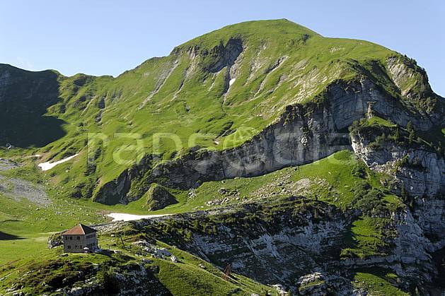 ae062529LE : Massif et refuge de la Tournette, Haute-Savoie, Alpes. Europe, CEE, refuge, C02, C01 environnement, habitation, moyenne montagne, patrimoine, paysage, Annecy 2018 (France).