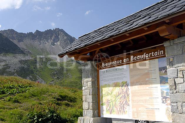 ae062972LE : Cormet de Roselend, Beaufortain, Savoie, Alpes. Europe, CEE, signalisation, C02, C01 environnement, moyenne montagne, paysage (France).