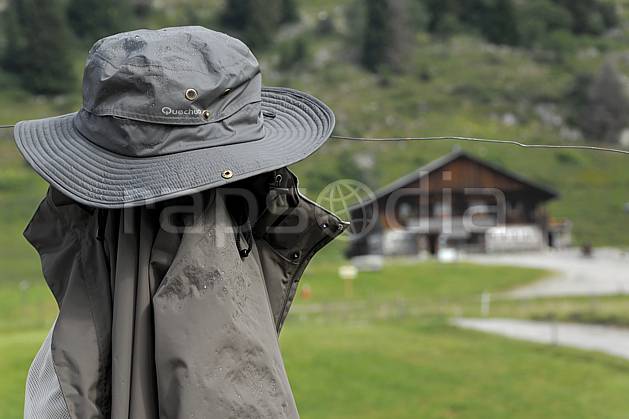 ae062981LE : Plateau des Glières, Haute-Savoie, Alpes. Europe, CEE, cabane, ferme, alpage, chapeau, veste, vêtement, C02, C01 environnement, habitation, moyenne montagne, paysage, Annecy 2018 (France).