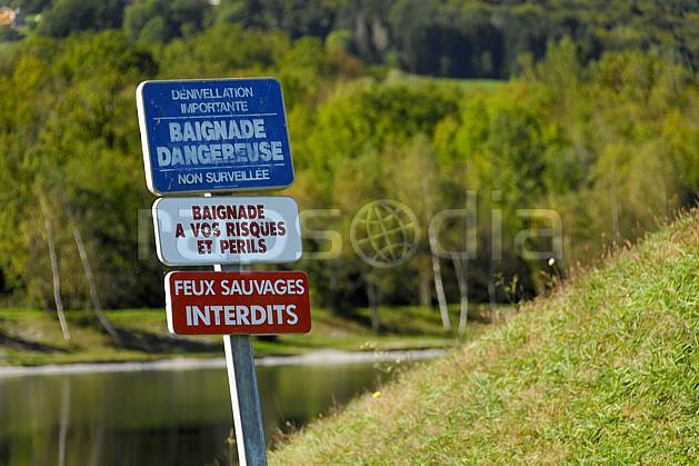 ae063387LE : Panneau d'indication de baignade, Lac de Passy, Haute-Savoie, Alpes. Europe, CEE, étang, signalisation, C02, C01 environnement, forêt, lac, moyenne montagne, paysage, Annecy 2018 (France).