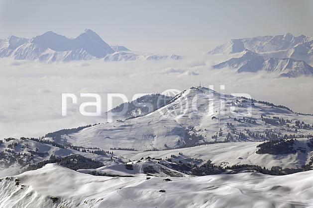 ae070009LE : Depuis le col du Joly (Les Contamines), vue sur les Aravis, les Saisies et le Signal de Bisanne, Beaufortain, Alpes. Europe, CEE, brouillard, station de ski, C02 environnement, habitation, moyenne montagne, nuage, paysage (France).