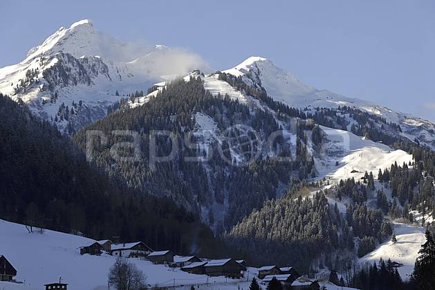 ae070015LE : Arêches et le Grand Mont, Beaufortain, Alpes. Europe, CEE, cabane, village, piste de ski, station de ski, C02 environnement, forêt, habitation, moyenne montagne, paysage (France).