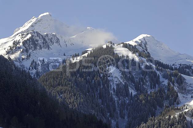 ae070016LE : Arêches et le Grand Mont, Beaufortain, Alpes. Europe, CEE, piste de ski, station de ski, C02 environnement, forêt, moyenne montagne, paysage (France).