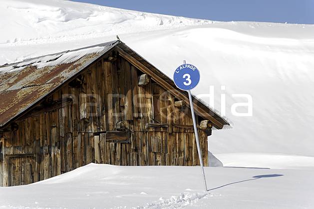 ae070019LE : Chalet d'alpage et panneau de signalisation des pistes, piste bleue, Arêches, Beaufortain, Alpes. Europe, CEE, cabane, panneau, signalisation, piste de ski, C02 environnement, habitation, moyenne montagne (France).