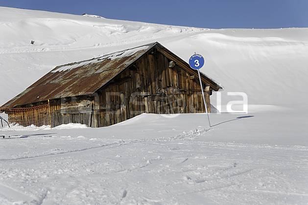 ae070020LE : Chalet d'alpage et panneau de signalisation des pistes, piste bleue, Arêches, Beaufortain, Alpes. Europe, CEE, cabane, panneau, signalisation, piste de ski, C02 environnement, habitation, moyenne montagne (France).