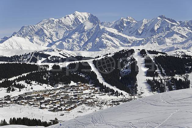 ae070024LE : Depuis le Signal de Bisanne, vue sur les Saisies et le massif du Mont Blanc, Beaufortain, Alpes. Europe, CEE, station de ski, village, panorama, chaine de montagnes, piste de ski, C02 environnement, habitation, moyenne montagne, paysage (France).